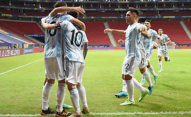 Messi comemora com Guido Rodrguez e os companheiros: craque fez a jogada do gol