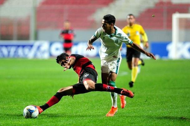 Fotos de mais uma derrota do Amrica na Srie B; Coelho foi superado no Independncia pelo Atltico-GO, por 1 a 0. Gol do rubro-negro goiano foi de Jorginho