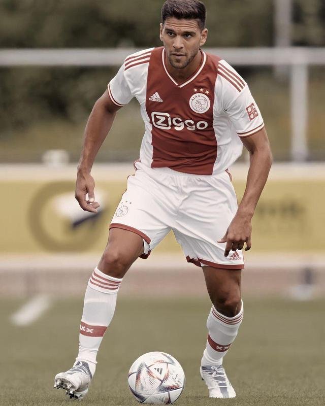 Lisandro Magalln, zagueiro do Ajax (Holanda) - contrato at 30/06/2023
