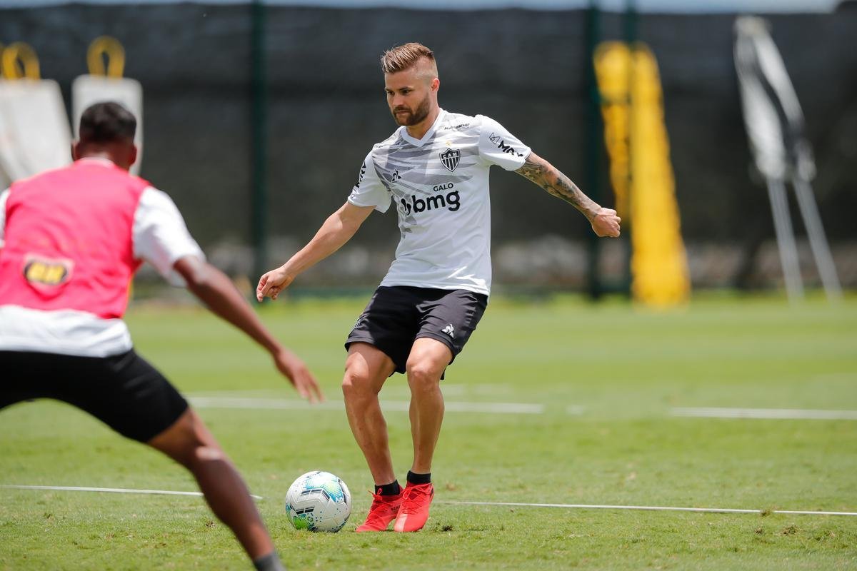 Aps polmica balada, Dylan e Marrony participam normalmente do treino na Cidade do Galo