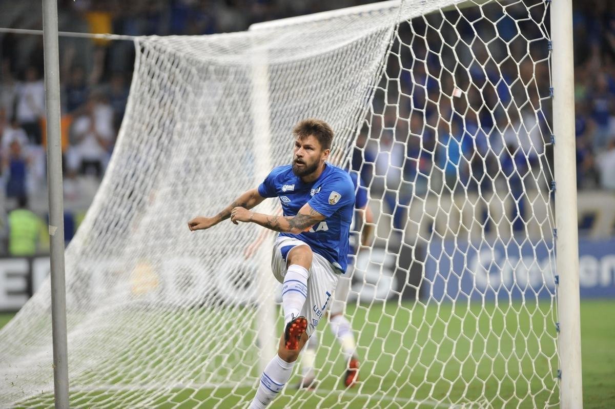 Rafael Sobis marcou o stimo gol do Cruzeiro sobre La U no Mineiro: 7 a 0