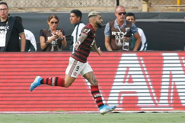 Festa de Gabigol aps garantir ttulo do Flamengo