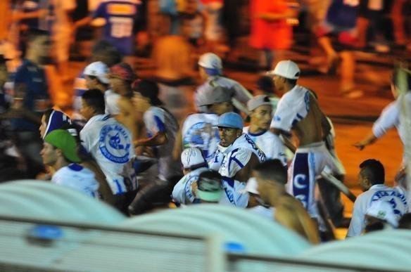 Tumulto gerado por briga entre membros de torcidas organizadas impediu festa do tricampeonato nacional 