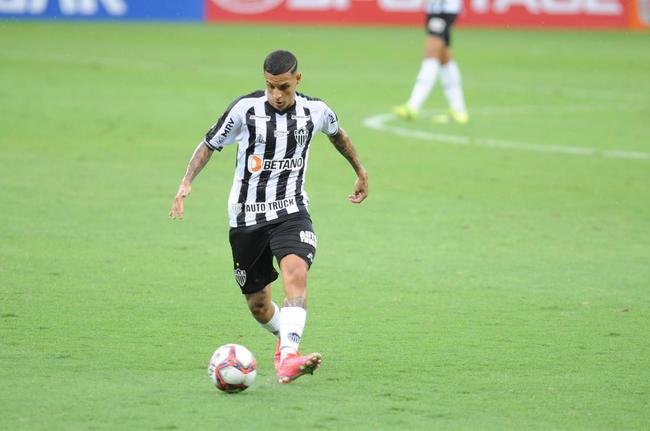 No segundo tempo, Joo Paulo arriscou de longe e marcou um golao para o Amrica: 1 a 1