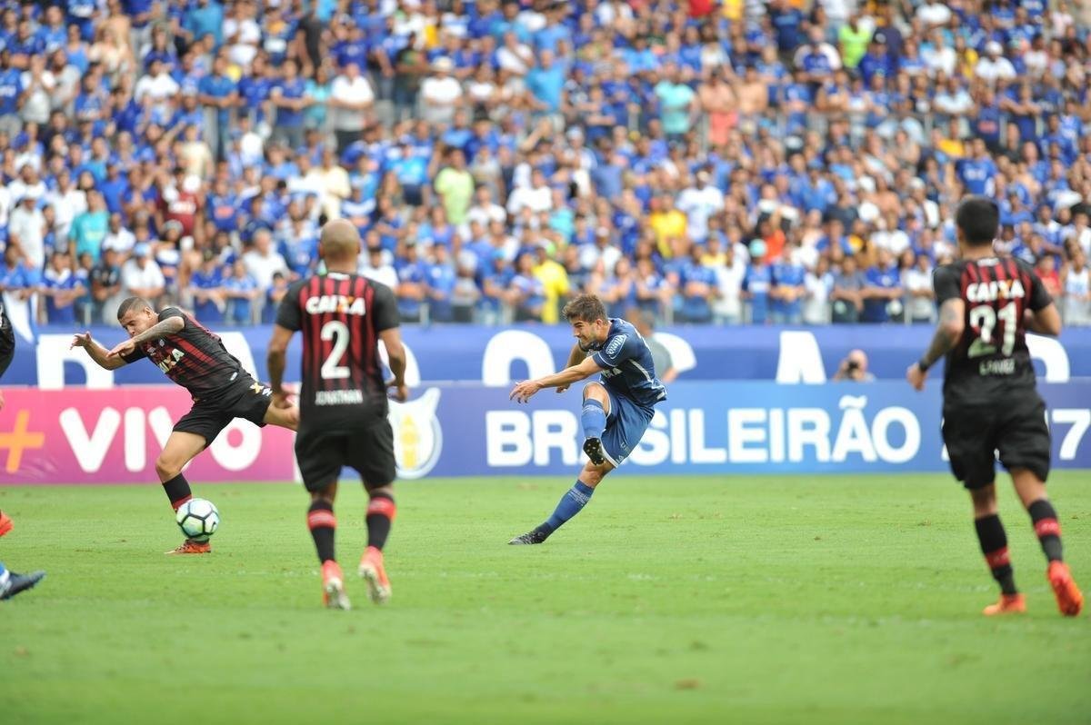 Fotos do jogo entre Cruzeiro e Atltico-PR, no Mineiro, pela 32 rodada do Brasileiro