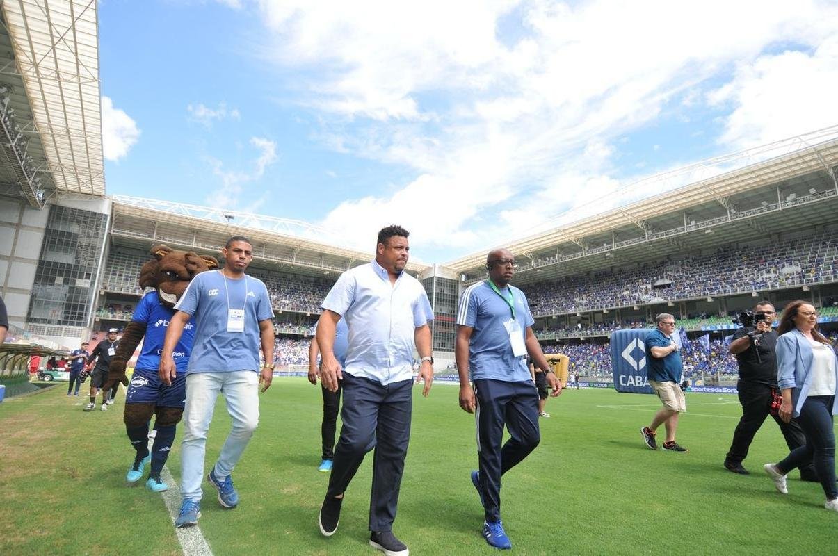 Ronaldo  ovacionado pela torcida do Cruzeiro no Independncia