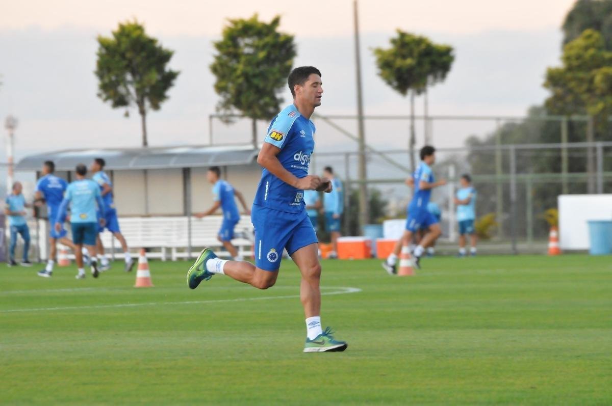 Cruzeiro iniciou sua intertemporada nesta segunda-feira na Toca da Raposa II. Tcnico Mano Menezes contou com elenco completo. Grupo agora comea preparao para decises com Atltico na Copa do Brasil, River Plate na Copa Libertadores e 29 rodadas restantes do Campeonato Brasileiro