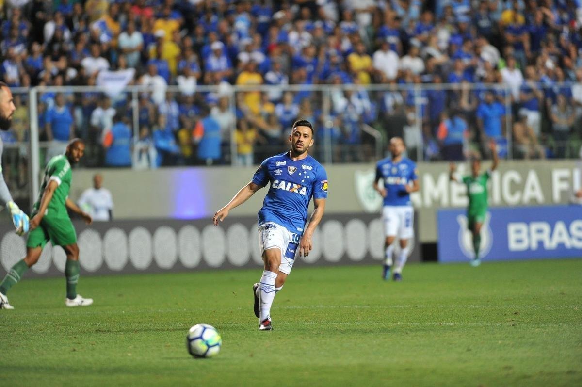Com gols de Thiago Neves, Arrascaeta e Ded, Cruzeiro goleou a Chapecoense por 3 a 0