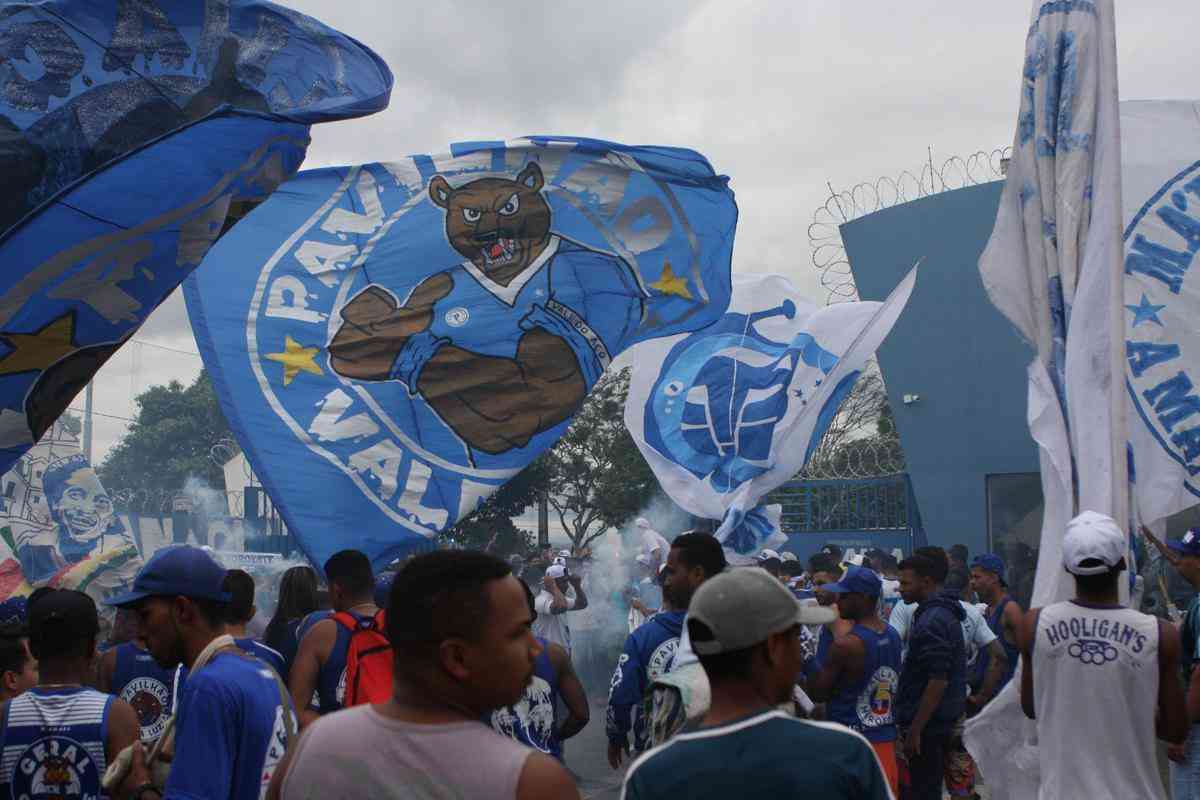 Torcedores do Cruzeiro foram  porta da Toca II apoiar os jogadores na vspera do jogo com o Flamengo