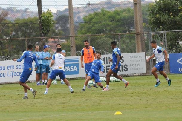 Adilson Batista em ao em seu primeiro treino  frente do Cruzeiro