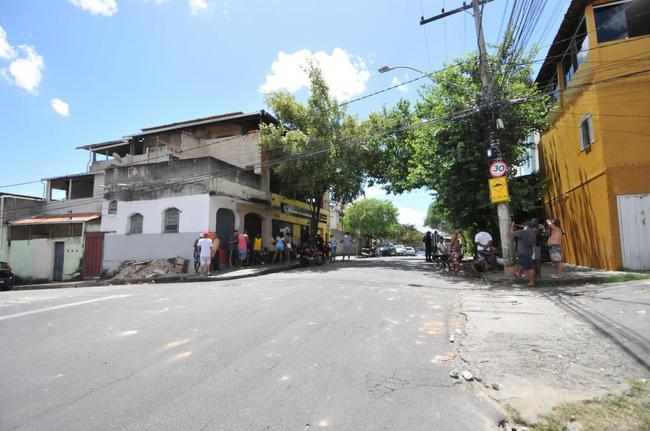 Rua Lassance, no quarteiro entre as Ruas Silva Alvarenga e Sucuri. Este foi o local, no bairro Boa Vista, em BH, onde torcedores de Atltico e Cruzeiro promoveram briga generalizada neste domingo. Dois homens foram baleados, e um deles est em estado grave. Confuso ocorreu horas antes da partida entre Galo e Raposa pelo Campeonato Mineiro