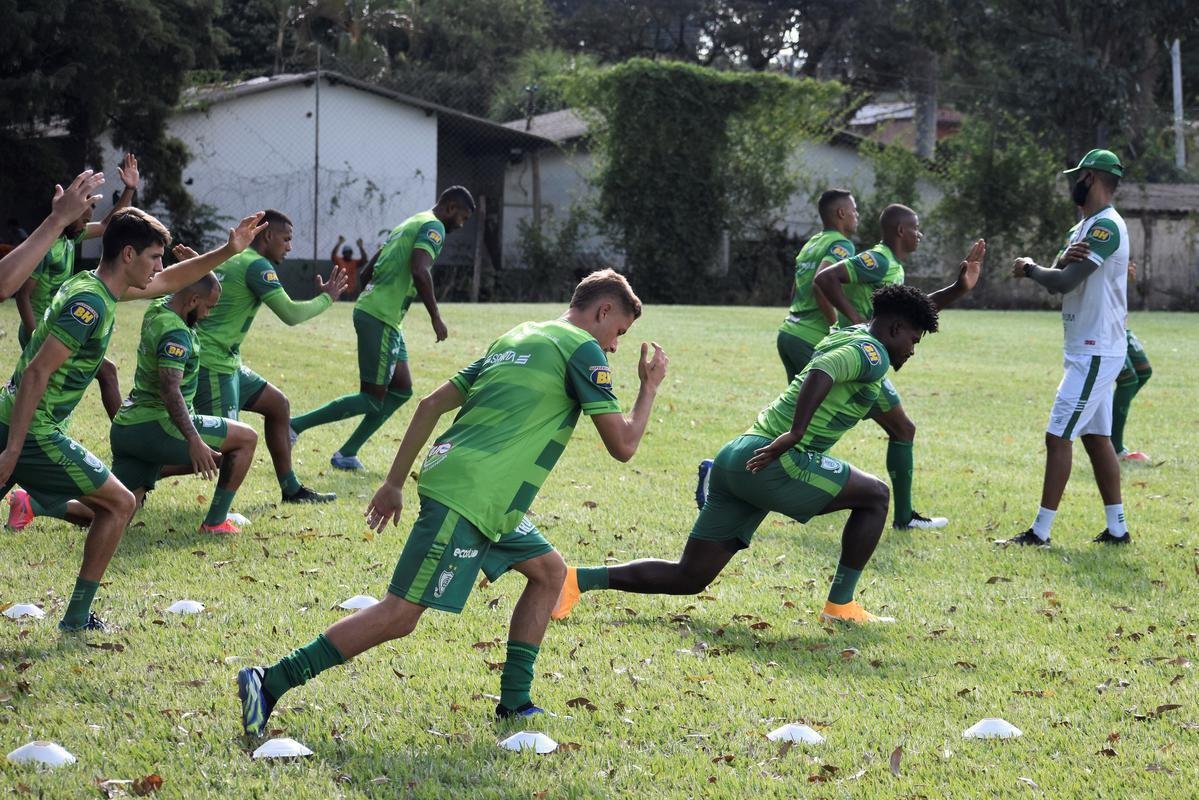 O América treinou em Uberlândia nesta quarta-feira (31). As atividades visaram o confronto contra o Uberlândia, válido pela 6ª rodada do Campeonato Mineiro. A partida será realizada no Parque do Sabiá, às 11h.