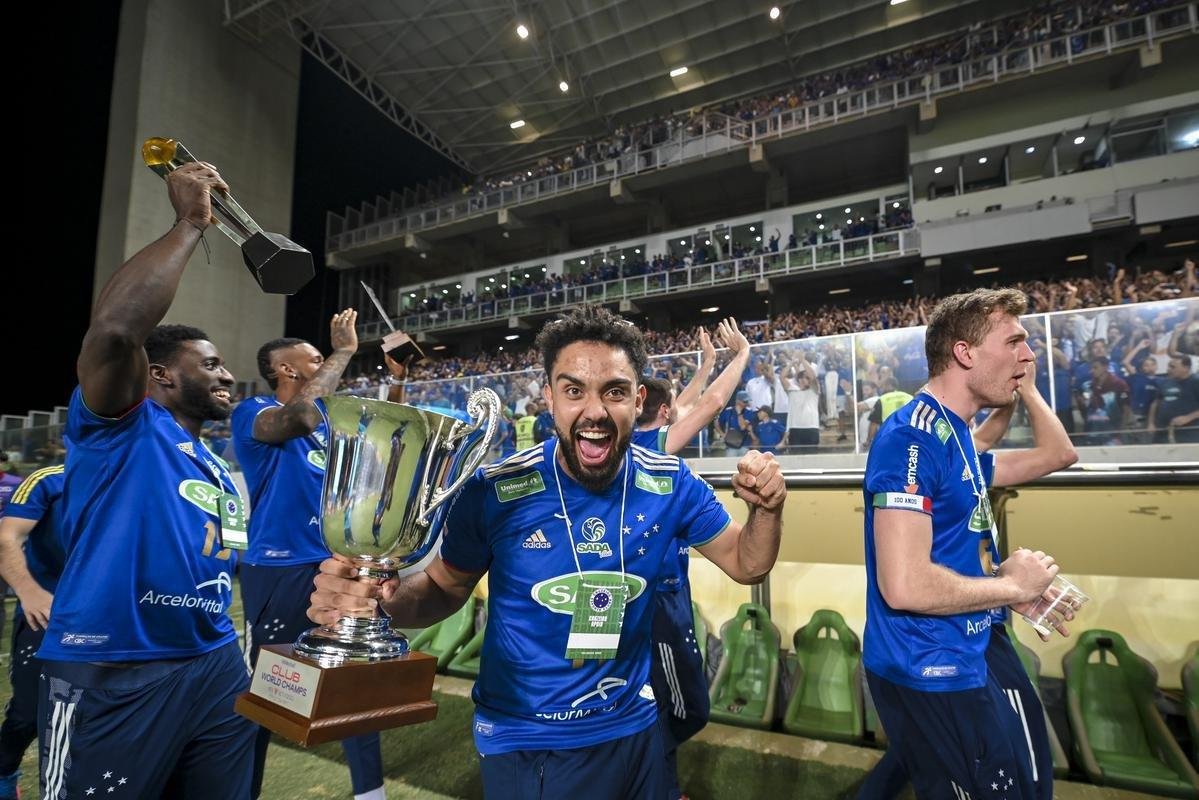 Time de vlei do Cruzeiro festeja conquista da Superliga nas ruas e no estdio