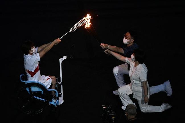 Acendimento da pira olmpica na cerimnia de abertura dos Jogos de Tquio