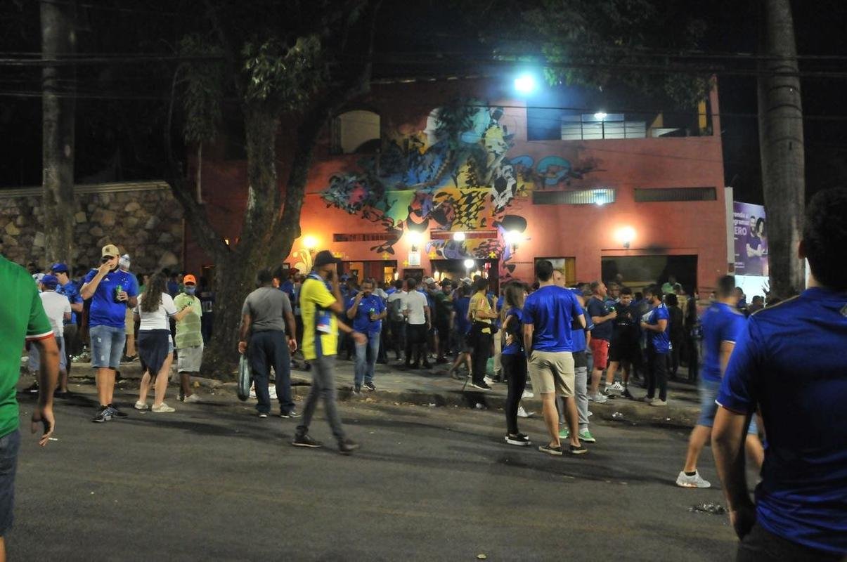 Torcida do Cruzeiro voltou ao Mineiro aps meses de ausncia devido  pandemia. Houve grandes filas devido  desorganizao do clube, que demorou a enviar funcionrios aos portes para fazer a conferncia dos exames de COVID-19. Na Alameda das Palmeiras, muitos cruzeirenses se aglomeraram e no usaram mscara prximo ao Bar do Peixe.