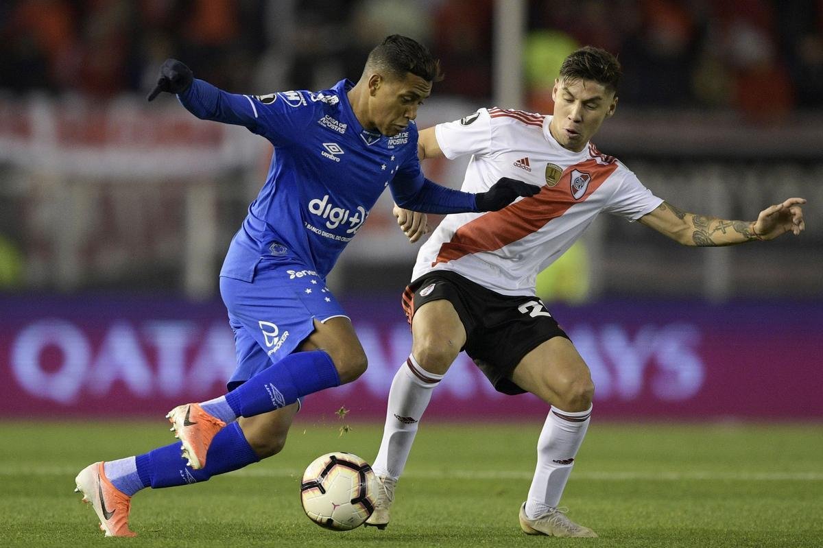 Fotos do primeiro tempo do duelo entre River Plate e Cruzeiro, no Monumental de Núñez, em Buenos Aires, pela ida das oitavas de final da Copa Libertadores