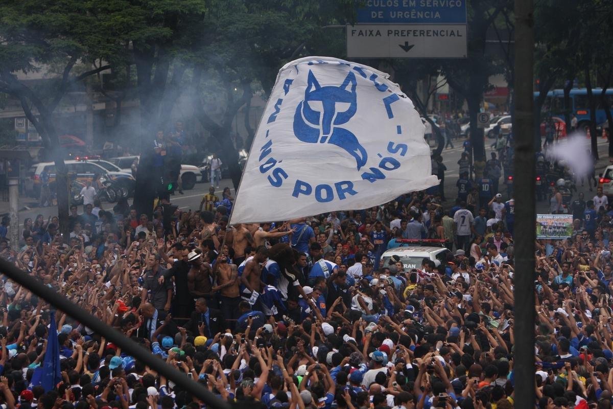 Depois de vencer o Vitria por 3 a 1 no Barrado, em Salvador, na noite de 13 de novembro de 2013, e confirmar o tricampeonato brasileiro, o Cruzeiro desembarcou em Confins numa quinta-feira e foi recebido por milhares de pessoas nas ruas de Belo Horizonte. O elenco desfilou em carro pela Avenida Antnio Carlos, pela Avenida Afonso Pena, no Centro, e foi em direo  sede do Barro Preto. Esta, sem dvida, foi a festa que envolveu o maior nmero de pessoas na capital mineira.