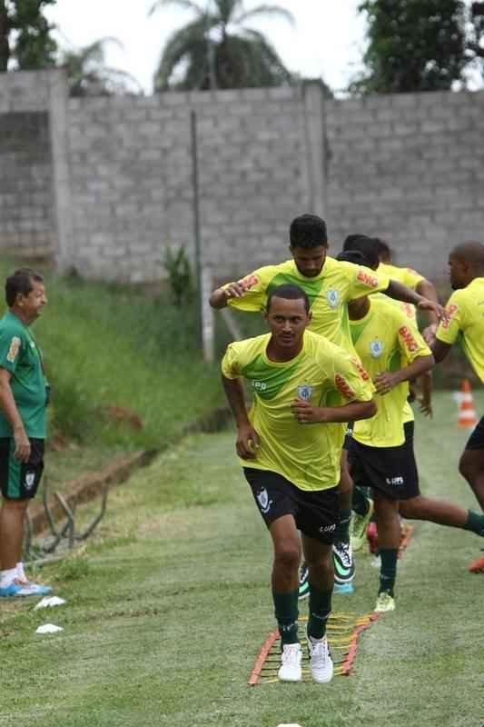 O elenco do Amrica se reapresentou para a temporada 2015 na tarde desta segunda-feira, no CT Lanna Drumond. Depois de reunio com integrantes do conselho de administrao, os jogadores foram para um campo secundrio, onde realizaram o primeiro trabalho com bola. O gramado principal passa por reformas.