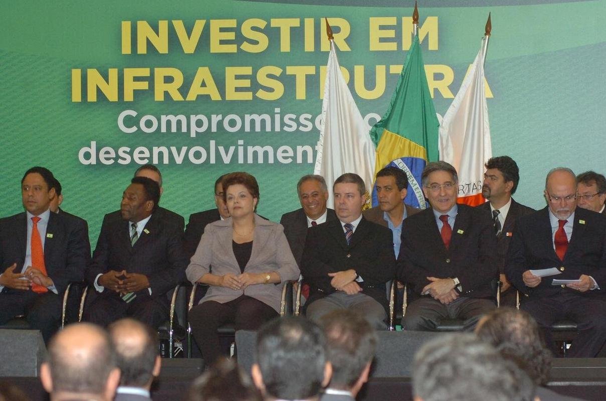 Em 2011, Pel visitou as obras de modernizao do Mineiro para a Copa do Brasil de 2014. Evento contou com a presena da presidente da Repblica Dilma Rousseff, do governador de Minas Antonio Anastasia e do prefeito de Belo Horizonte Mrcio Lacerda