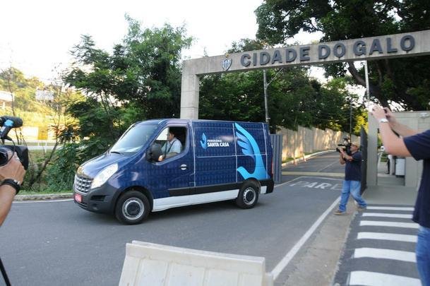 Carro funerrio entra e deixa a Cidade do Galo com o corpo de Bebeto de Freitas