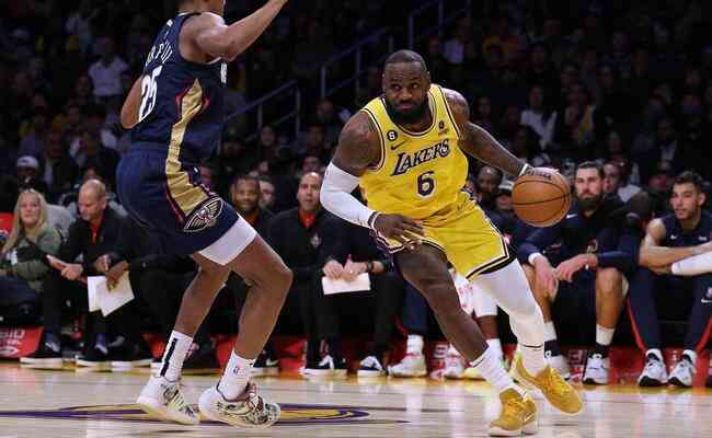 LeBron James anotou 20 pontos, dez rebotes e oito assistncias no triunfo do Lakers sobre o Pelicans