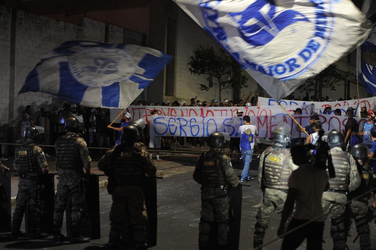 Torcida do Cruzeiro mira Srgio, Deivid e conselheiros em protesto no Horto, antes do jogo diante do Operrio-PR, pela Srie B
