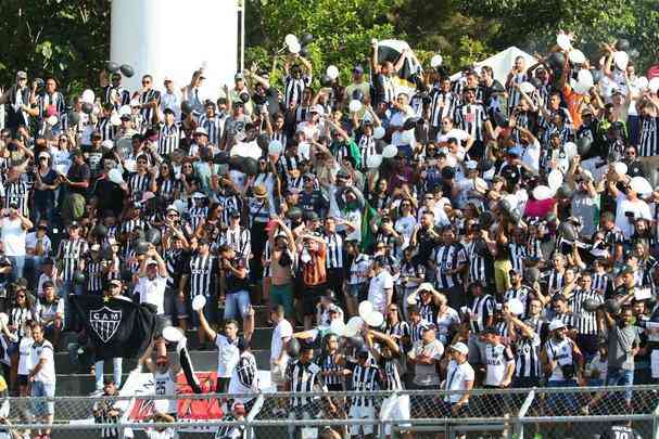 Torcedores do Atltico na partida contra o Patrocinense, no Estdio Pedro Alves do Nascimento, em Patrocnio, pelo Campeonato Mineiro