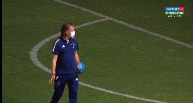 Preparador fsico Anselmo Sbragia, do Cruzeiro, jogou sal grosso no gramado do Mineiro antes da partida contra o Brasil de Pelotas, neste sbado, pela 26 rodada da Srie B