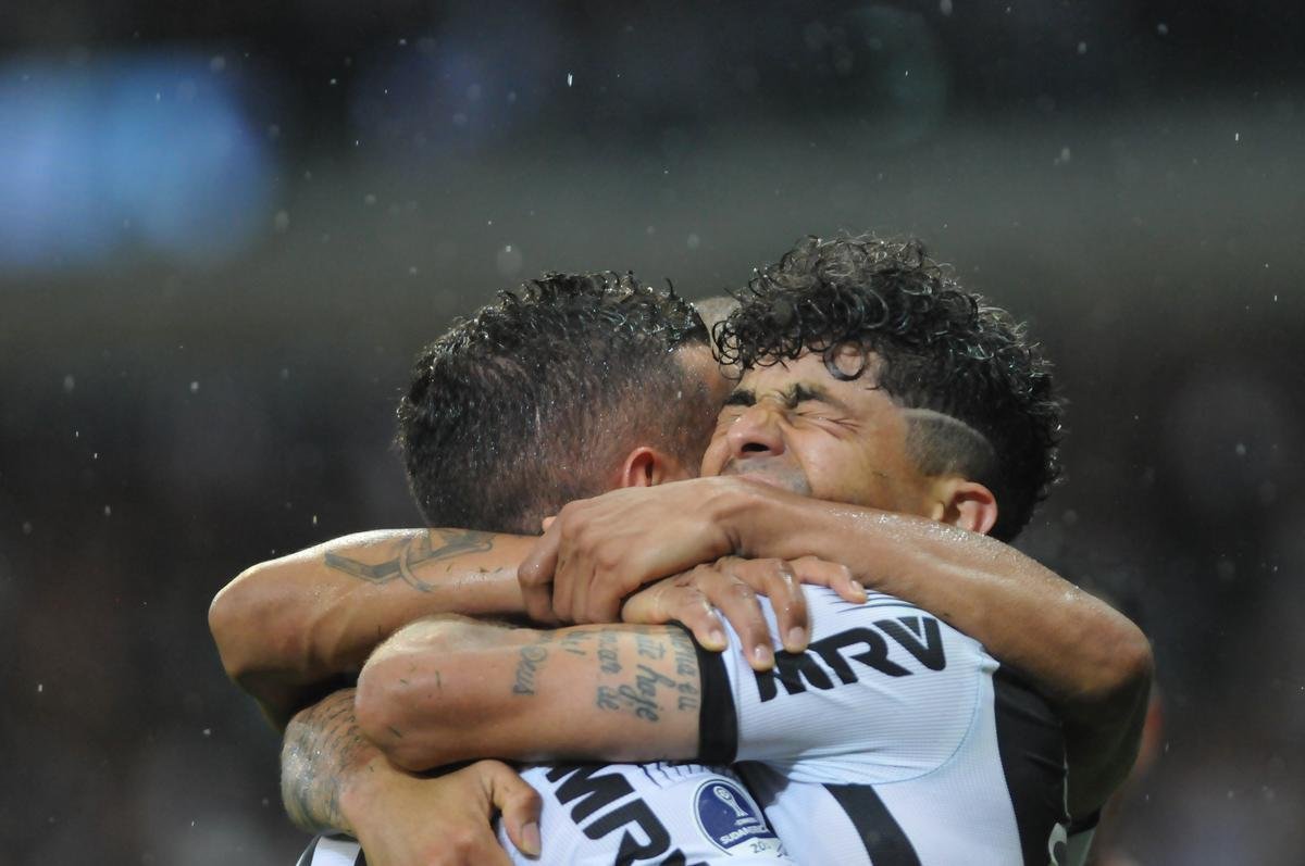 Franco Di Santo abriu o placar para o Atltico aos 37 minutos do primeiro tempo. Depois de cruzamento, ele arrematou de perna esquerda e colocou o Galo em vantagem no Mineiro