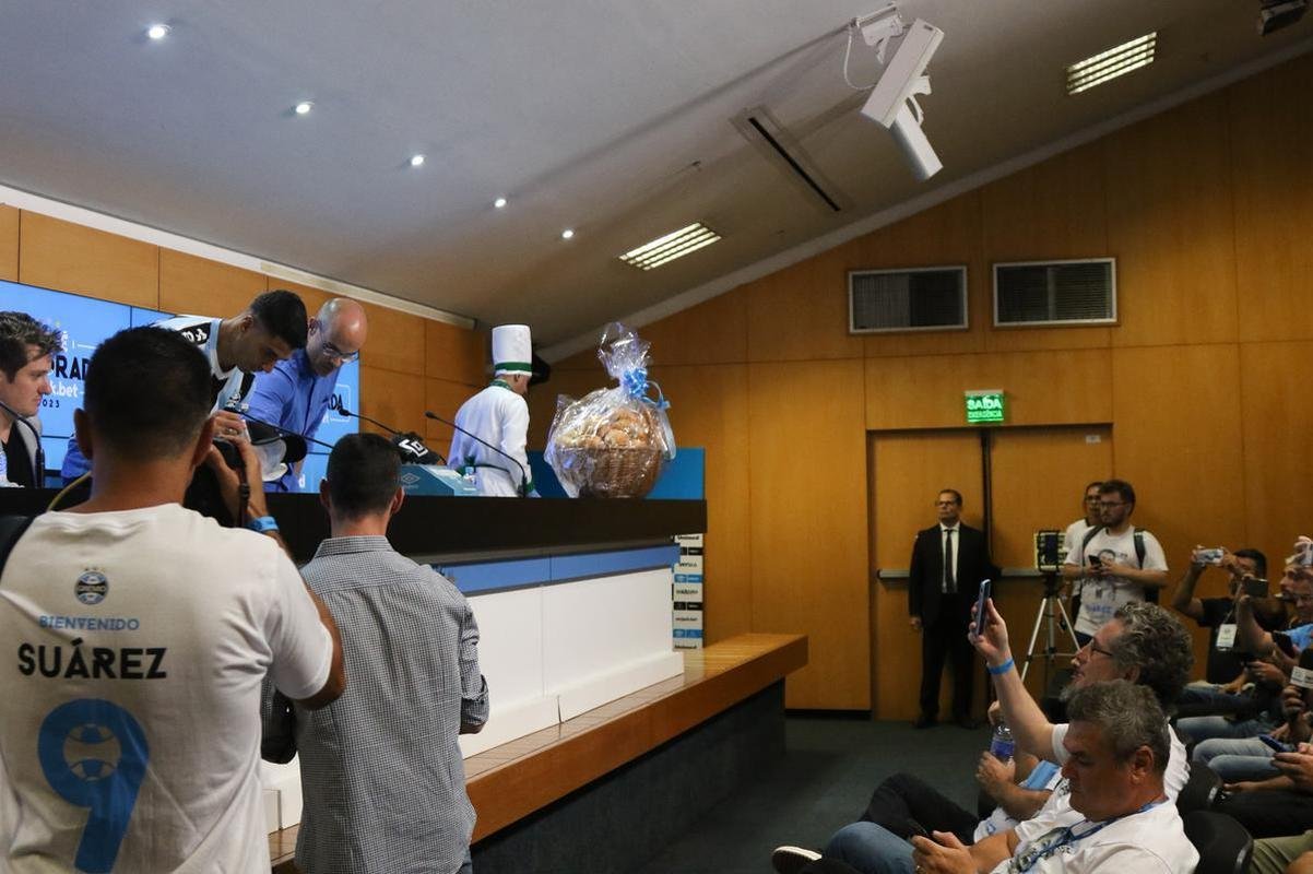 Luis Surez foi apresentado na Arena Grmio nesta quarta-feira (4/1)