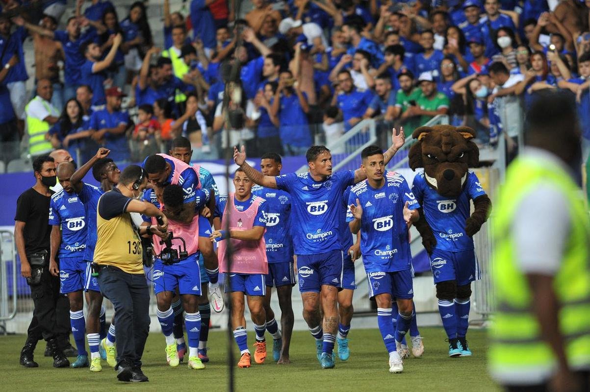 Com gol de Edu, Cruzeiro venceu Brusque por 1 a 0 no Mineiro pela segunda rodada da Srie B. Time e comisso tcnica comemoraram com a torcida no Gigante da Pampulha