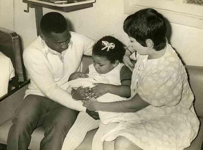 O primeiro casamento de Pelé foi com Rosemeri dos Reis Cholbi. O relacionamento durou de 1966 a 1982. O casal teve três filhos: Kely, Edson (Edinho) e Jennifer