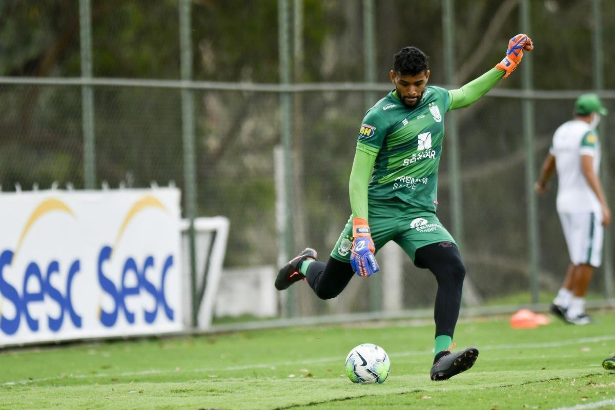 Titulares do Amrica foram poupados do treino com bola no campo, nesta segunda-feira, no CT Lanna Drumond. De qualquer forma, todo o elenco participou de uma palestra com o tcnico Lisca. A novidade do dia foi a volta do zagueiro Eduardo Bauermann s atividades normais. O volante Z Ricardo segue como dvida para enfrentar o Internacional na quarta-feira, em 'deciso' pela Copa do Brasil