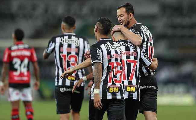 Jogadores do Atlético comemoram gol na vitória por 2 a 1 sobre o Flamengo