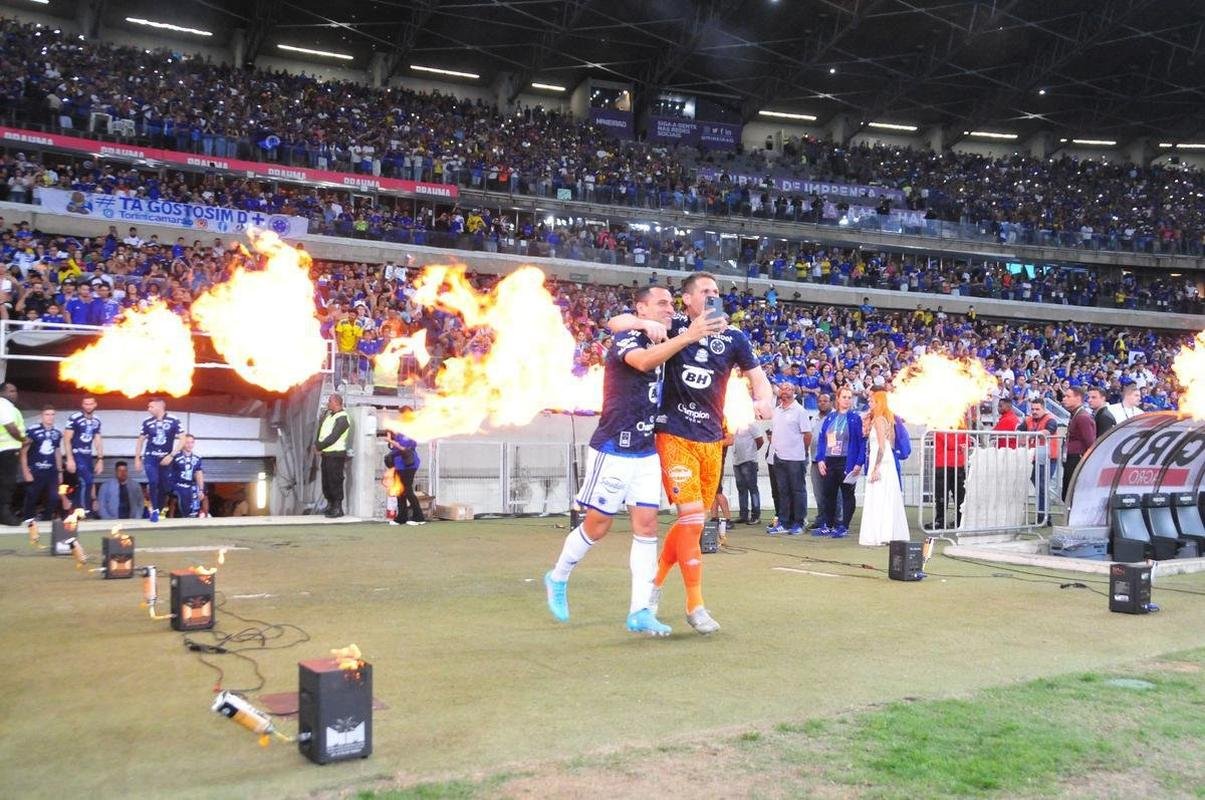 Cruzeiro levanta a taa da Srie B e faz festa no Mineiro