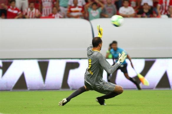 dolo do Sport faz defesa na final do Campeonato Pernambucano de 2014. No fim, comemora a sexta taa estadual pelo clube