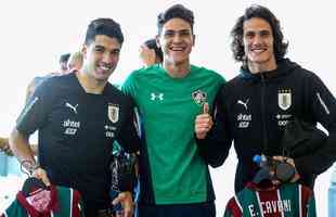 Pedro presenteou Cavani e Surez com camisas do Fluminense