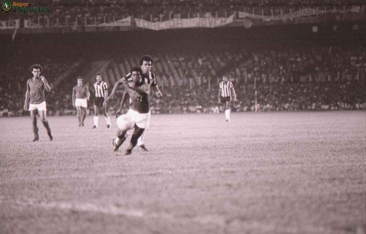 A fase final do Mineiro de 1976 terminou em julho, mas os jogos decisivos foram disputados oito meses depois. Com uma equipe renovada, com Toninho Cerezo, Paulo Isidoro, Marcelo e Reinaldo, o Galo no deu chances para o rival, com veteranos como Piazza, Z Carlos e Dirceu Lopes, e foi campeo invicto. Nas duas partidas decisivas, o placar foi o mesmo. A diferena no segundo jogo foi o belo gol de falta do hoje tcnico Marcelo Oliveira.