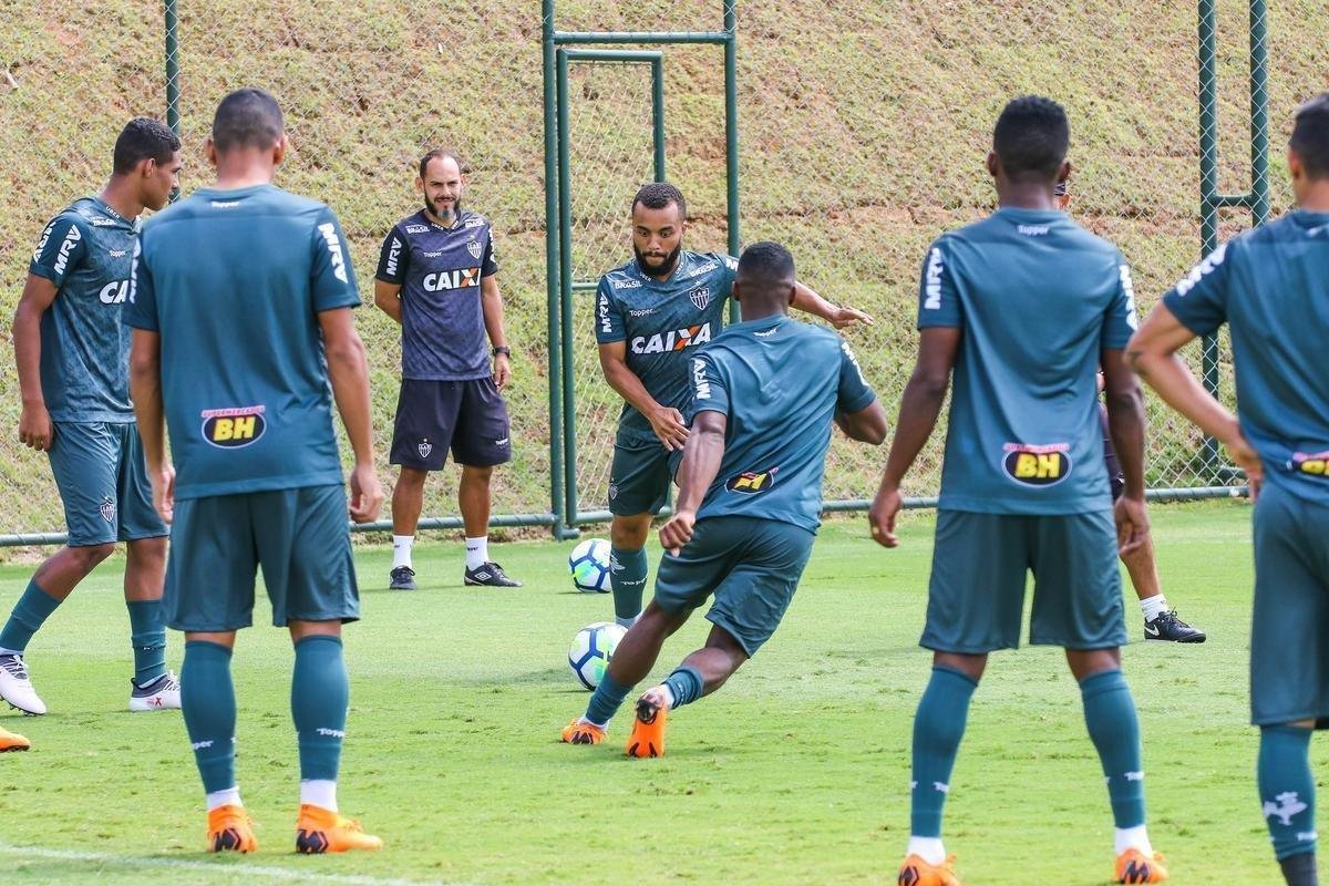 Jogadores e comisso tcnica do Atltico utilizaram novo uniforme pela primeira vez