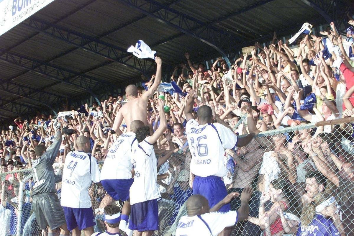 O primeiro passo do Cruzeiro em 2003 para alcanar a histrica Trplice Coroa foi dado em 16 de maro, com a conquista do Campeonato Mineiro de pontos corridos. A taa foi erguida de forma antecipada com a vitria por 4 a 0 sobre a URT, no estdio Zama Maciel, em Patos de Minas, pela 11 rodada. Deivid, Aristizbel, Alex e Maurinho marcaram os gols do triunfo. Em seguida, o elenco deu a volta olmpica, ergueu a taa diante dos cruzeirenses e desfilou em carro aberto pela cidade do interior de Minas. No retorno a BH, naquele mesmo dia, o grupo foi recebido com festa pela torcida no Aeroporto da Pampulha. O Cruzeiro foi campeo estadual invicto. O ltimo jogo foi contra o Tupi, no Mineiro.