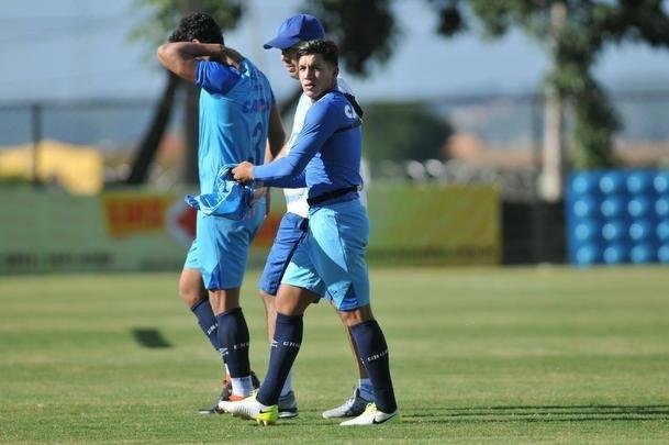 Cruzeiro se reapresentou aps estreia na Copa Libertadores e iniciou sua preparao para o clssico de domingo, s 11h, no Independncia, contra o Atltico, pela nona rodada do Mineiro. As novidades foram as presenas do atacante Sass e do zagueiro Cac, da base. Fred foi vetado devido a um estiramento na panturrilha direita. 