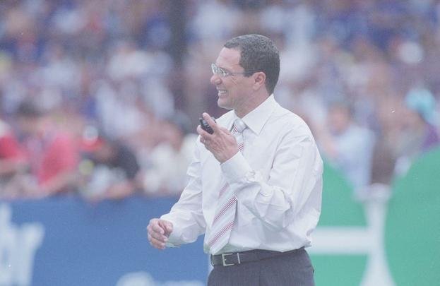 Em 30 de novembro de 2003, Cruzeiro derrotou o Paysandu por 2 a 1, no Mineiro, pela 44 rodada, e confirmou o ttulo brasileiro de forma antecipada. Zinho, no primeiro tempo, e Mota, no segundo, marcaram os gols celestes. Aldrovani descontou para o Papo. Depois do apito final, uma grande festa tomou conta do gramado e das arquibancadas. 