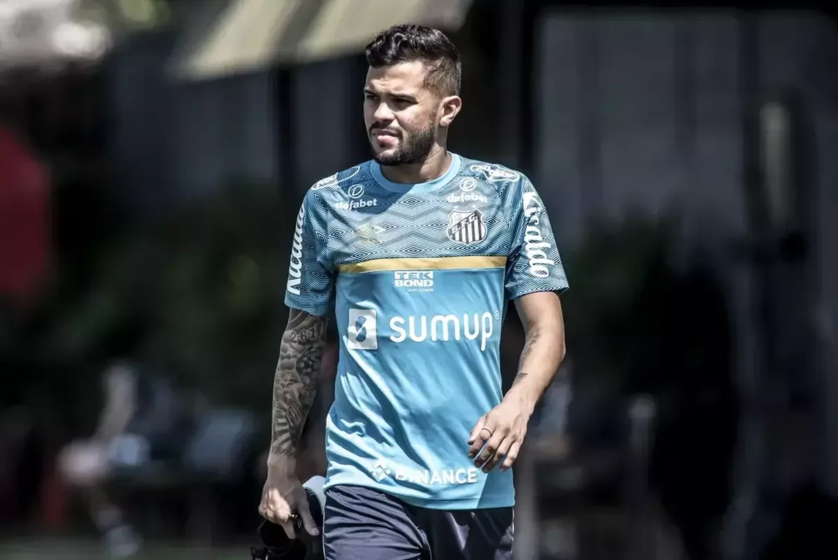 Auro - 26 anos- lateral-direito do Santos
