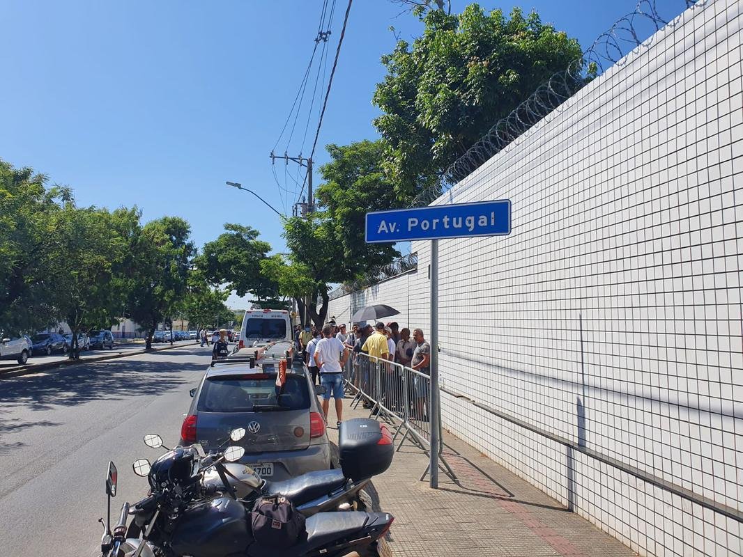 Fila no clube Labareda para comprar ingressos