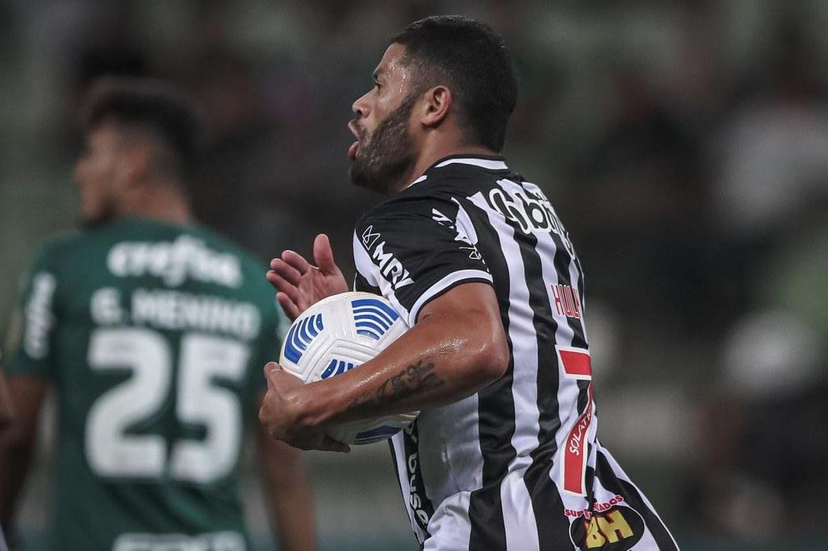 Com uma bomba de fora da rea, Hulk empatou jogo contra o Palmeiras e igualou marca de Dario, que fez 15 gols no Brasileiro de 1971