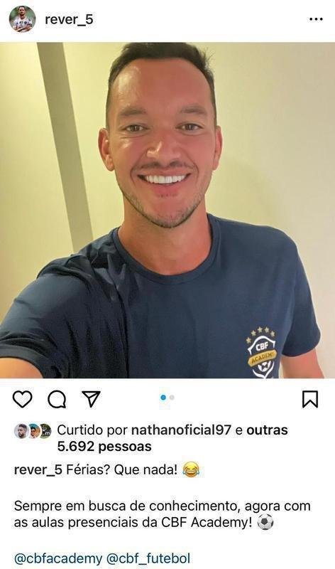 O zagueiro Rver postou foto realizando aula presencial no curso para formao de treinadores da CBF Academy.