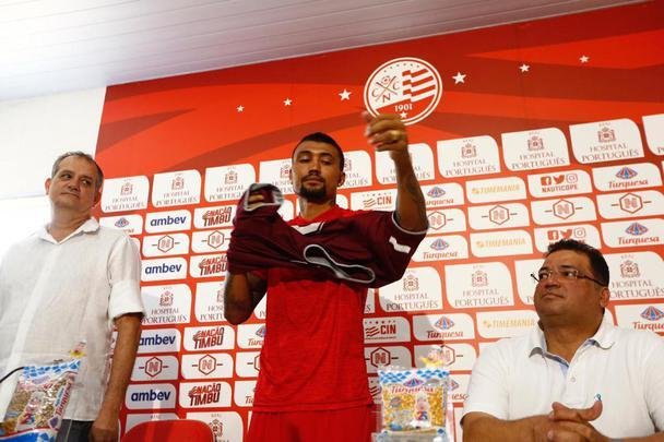 Atacante Kieza foi apresentado em sua terceira passagem no Nutico. Chegando ao clube como maior contratao alvirrubra da temporada, ele vestir a camisa 9 do Timbu.
