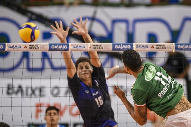 Cruzeiro se garantiu na decis�o do Sul-Americano de V�lei ao bater os argentinos do Policial Voley por 3 sets a 0, neste s�bado (5), no Gin�sio do Riacho, em Contagem. As parciais foram de 25/20, 29/27 e 25/16