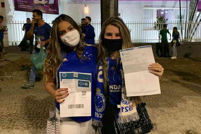 Rubia Oliveira e Larissa Farreiras, torcedoras do Cruzeiro, se emocionaram com volta ao Mineiro