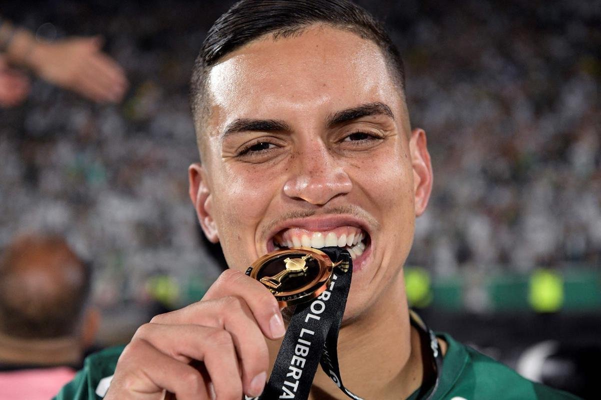 Fotos: festa dos jogadores do Palmeiras com a taa da Libertadores